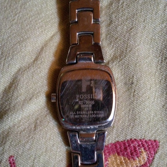 FOSSIL WATCH WILL NEED NEW BATTERY - Picture 2 of 3